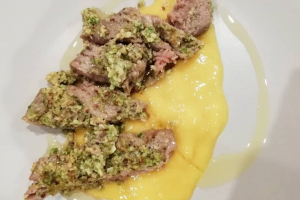 Tuna in pistachio crust and mango sauce